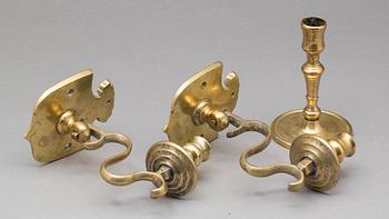 LJUSSTAKE samt VÄGGLJUSSTAKAR ett par, mässing. 1800/1900-tal.