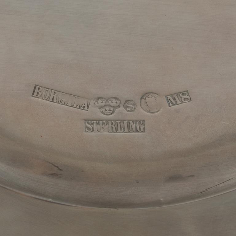 TALLRIKAR, 2 st, sterlingsilver, Borgila, Stockholm, 1934 och 1938, vikt ca 1150g.