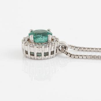 Hänge med smaragd och briljantslipade diamanter, med kedja.