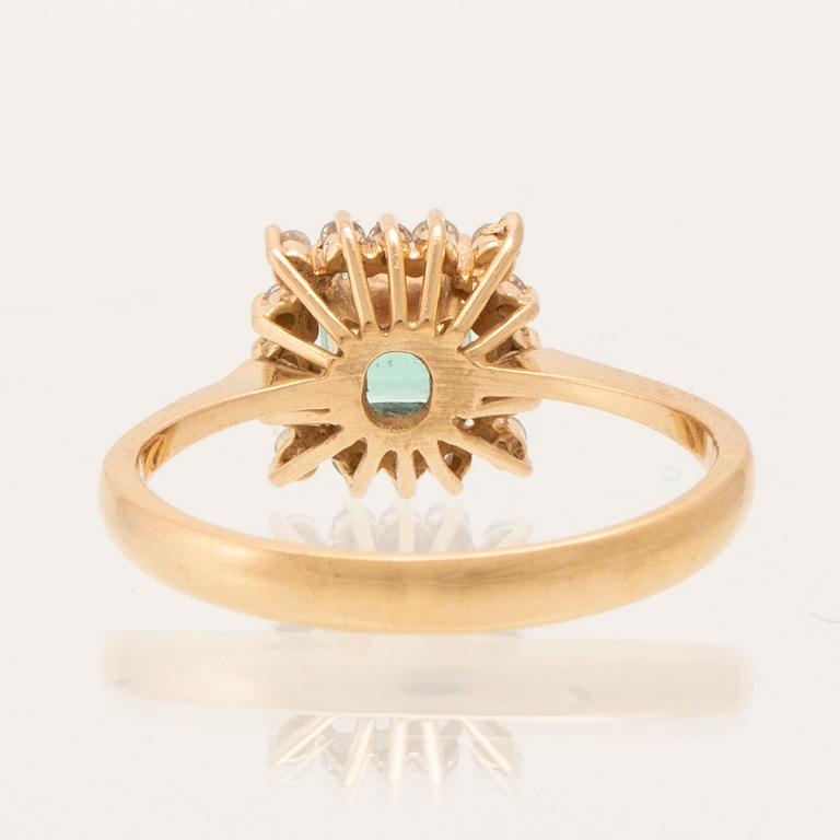 Ring in 18K gold with a step-cut emerald and round brilliant-cut diamonds.