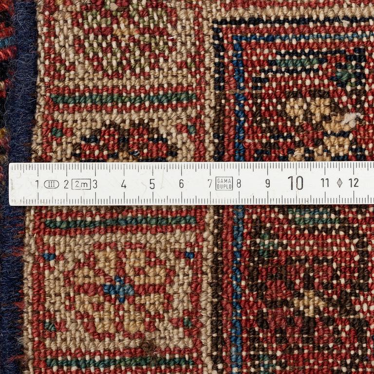 An antique runner carpet, approx. 400 x 93 cm.