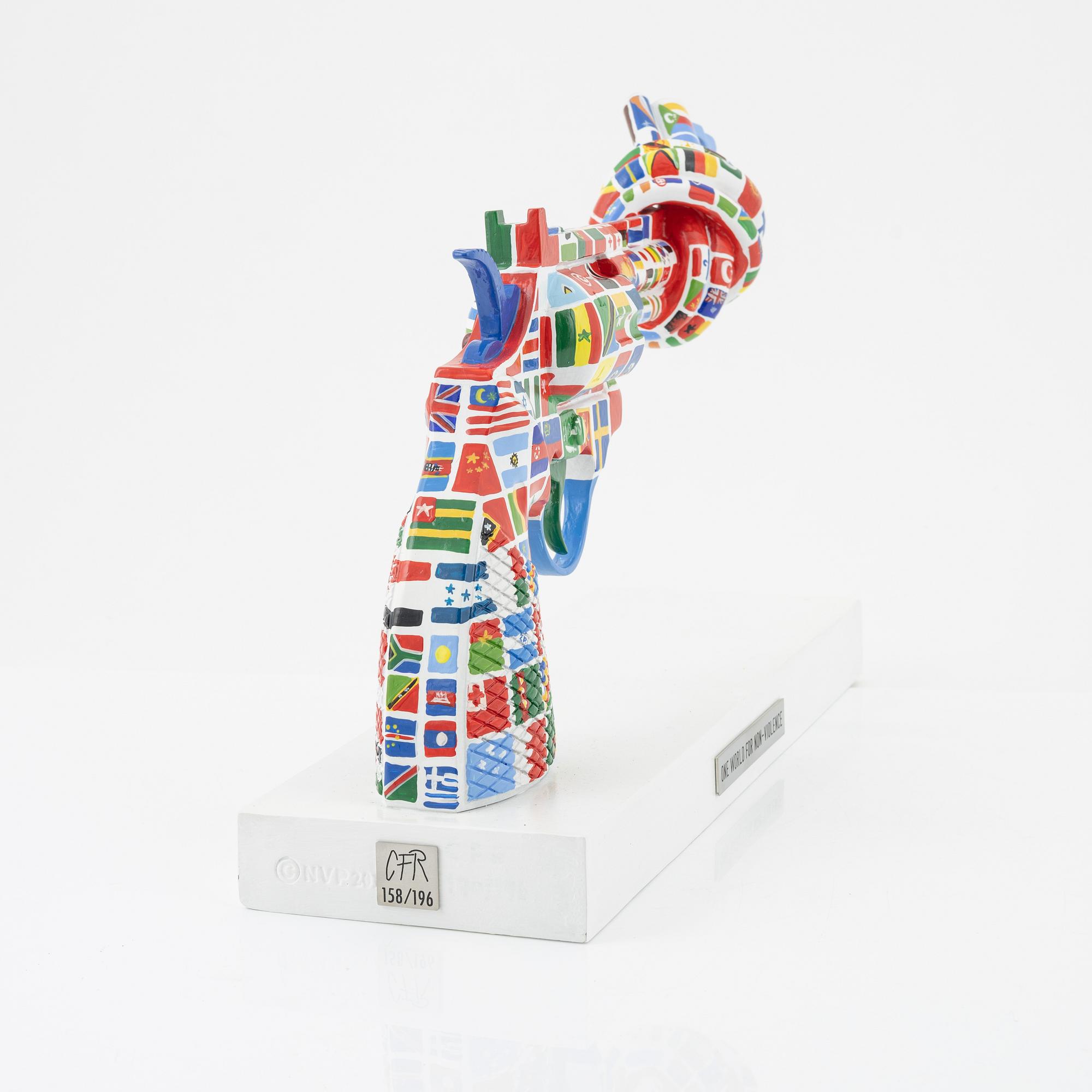 Carl-Fredrik Reuterswärd/ The Non-Violence Project Foundation, skulptur, bemålad resin, Ed 158/196.