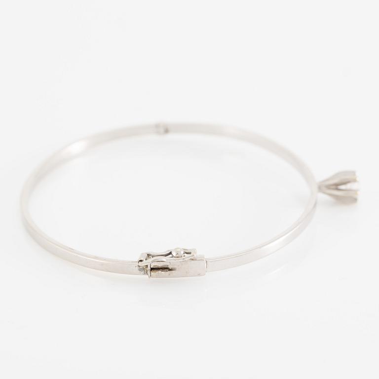Bangle, 18K white gold with brilliant-cut diamond.
