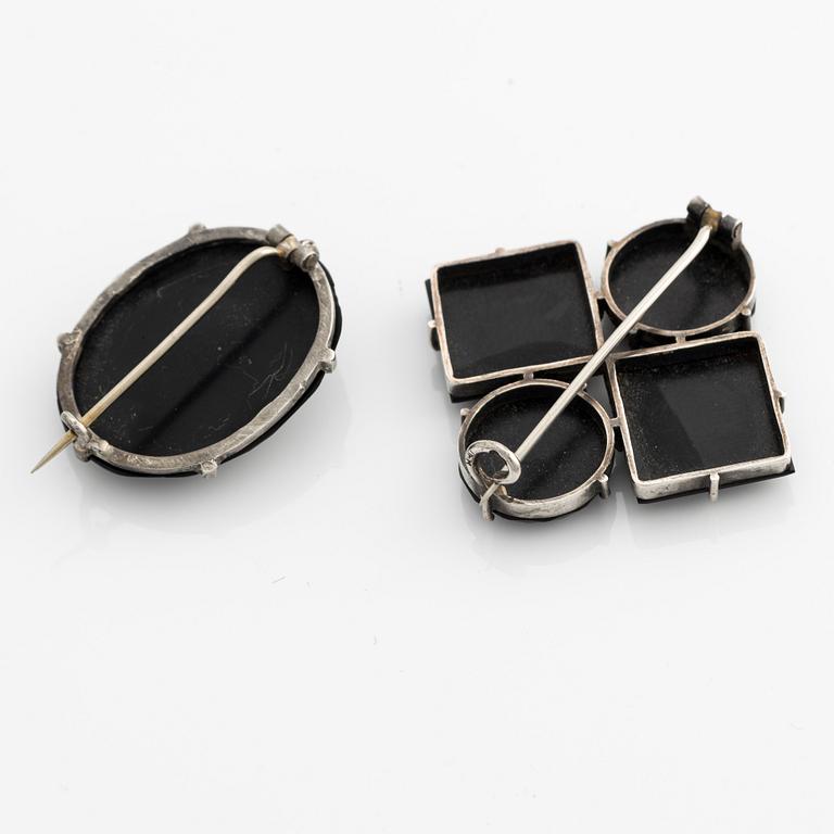 Sorgesmycken, collier, två broscher, silver med onyx.