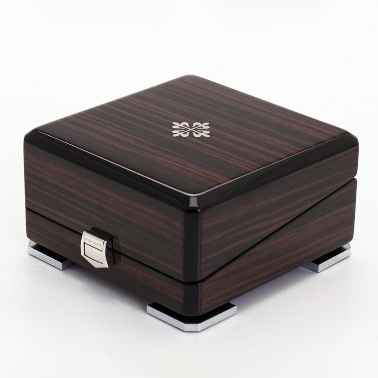 Patek Philippe, a pair of 18K gold "Calatrava" cufflinks.