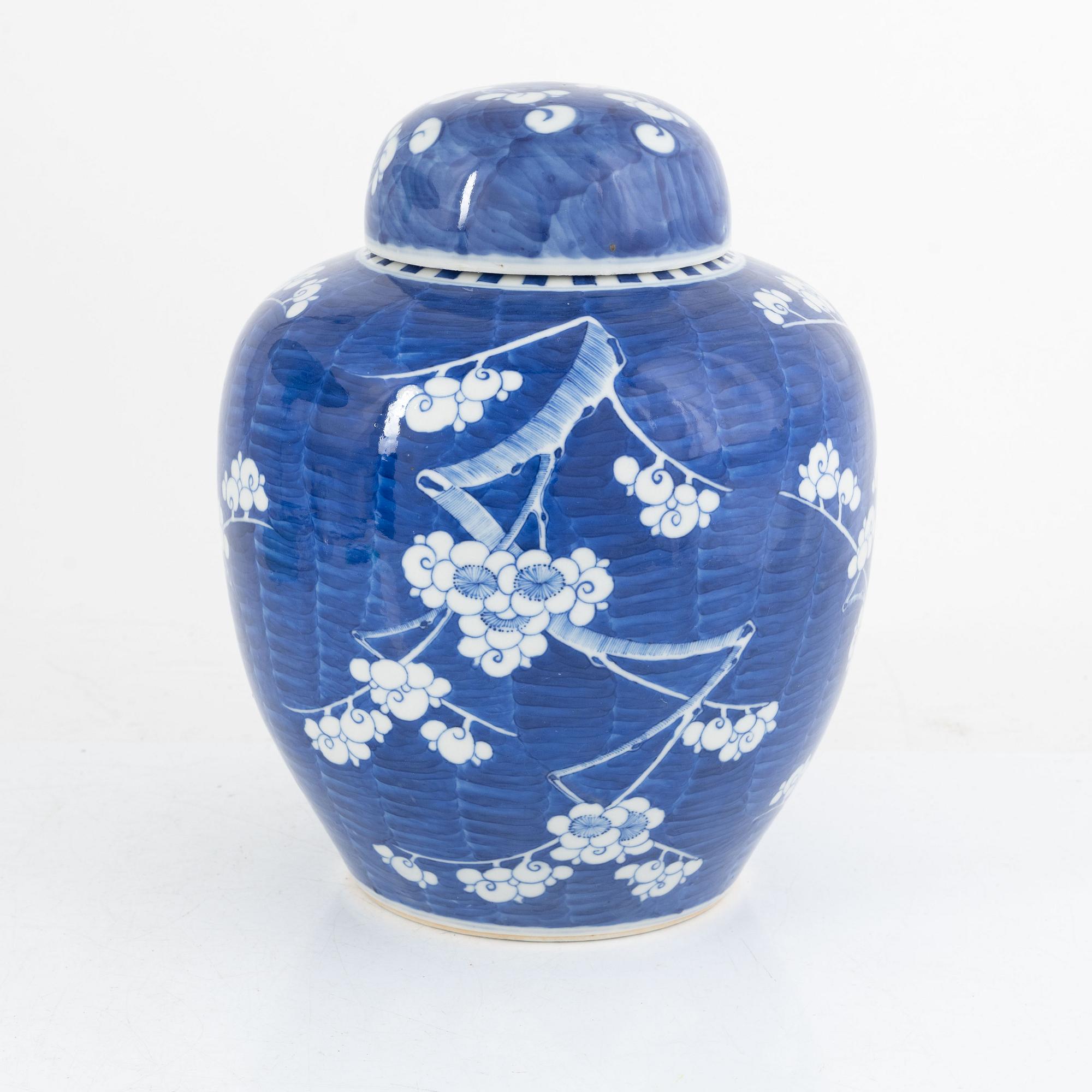 A Chinese porcelain urn with cover, 20th Century.