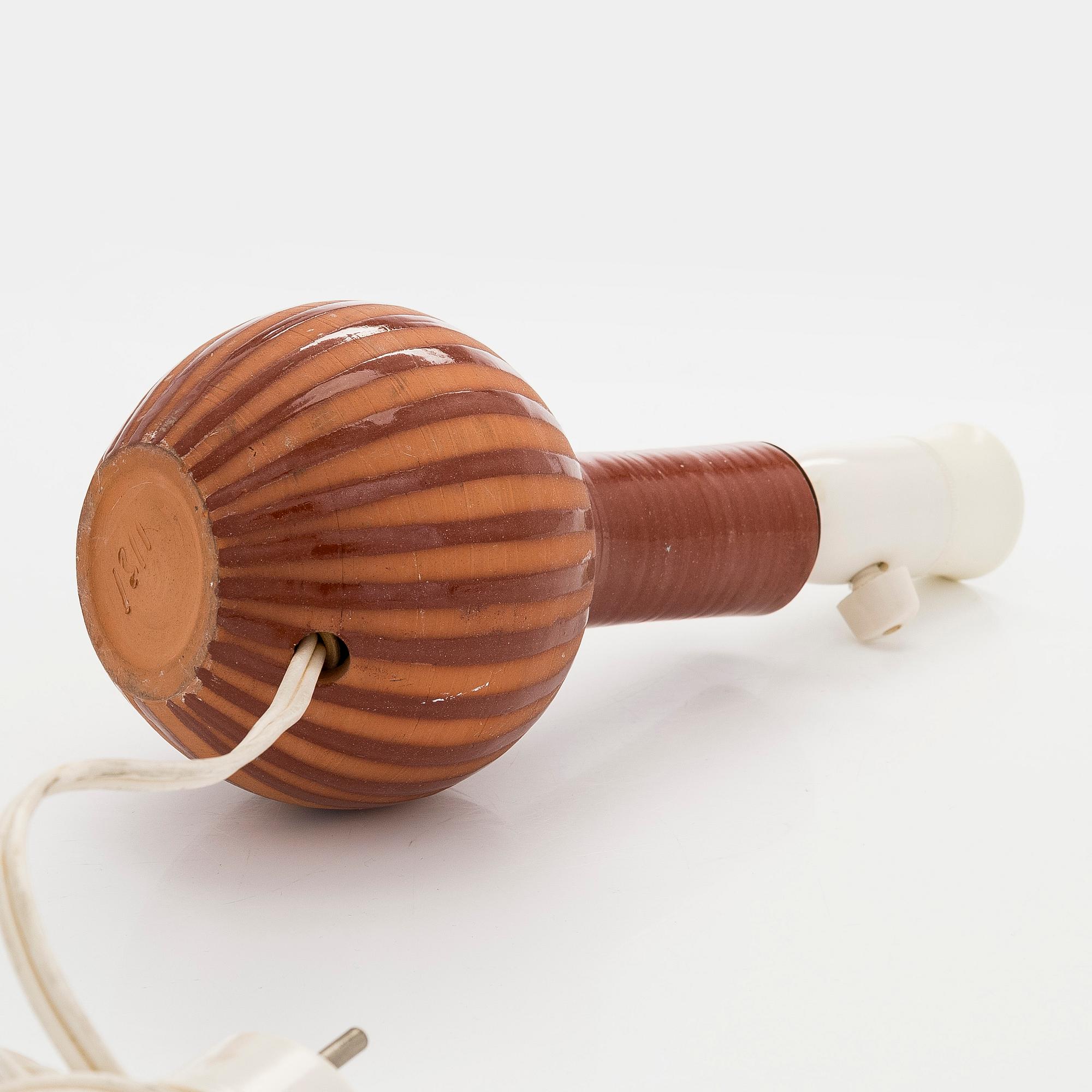 Marita Lybeck, A red clay tablelamp modell 1311. Retailer Stockmann / Artek, Finland.