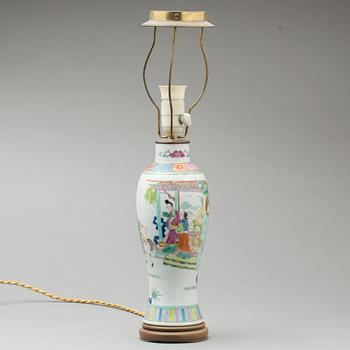 BORDSLAMPA, porslin, Kina, 1900-talets första del.