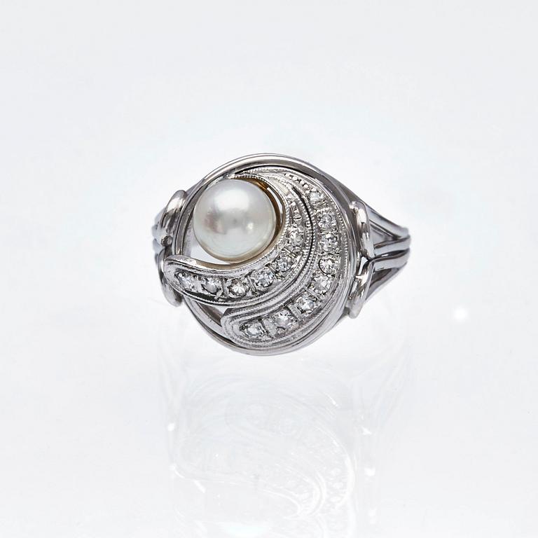 RING, 18K vitguld med åttkantslipade diamanter, ca 0.20 ct samt odlad saltvattenspärla.