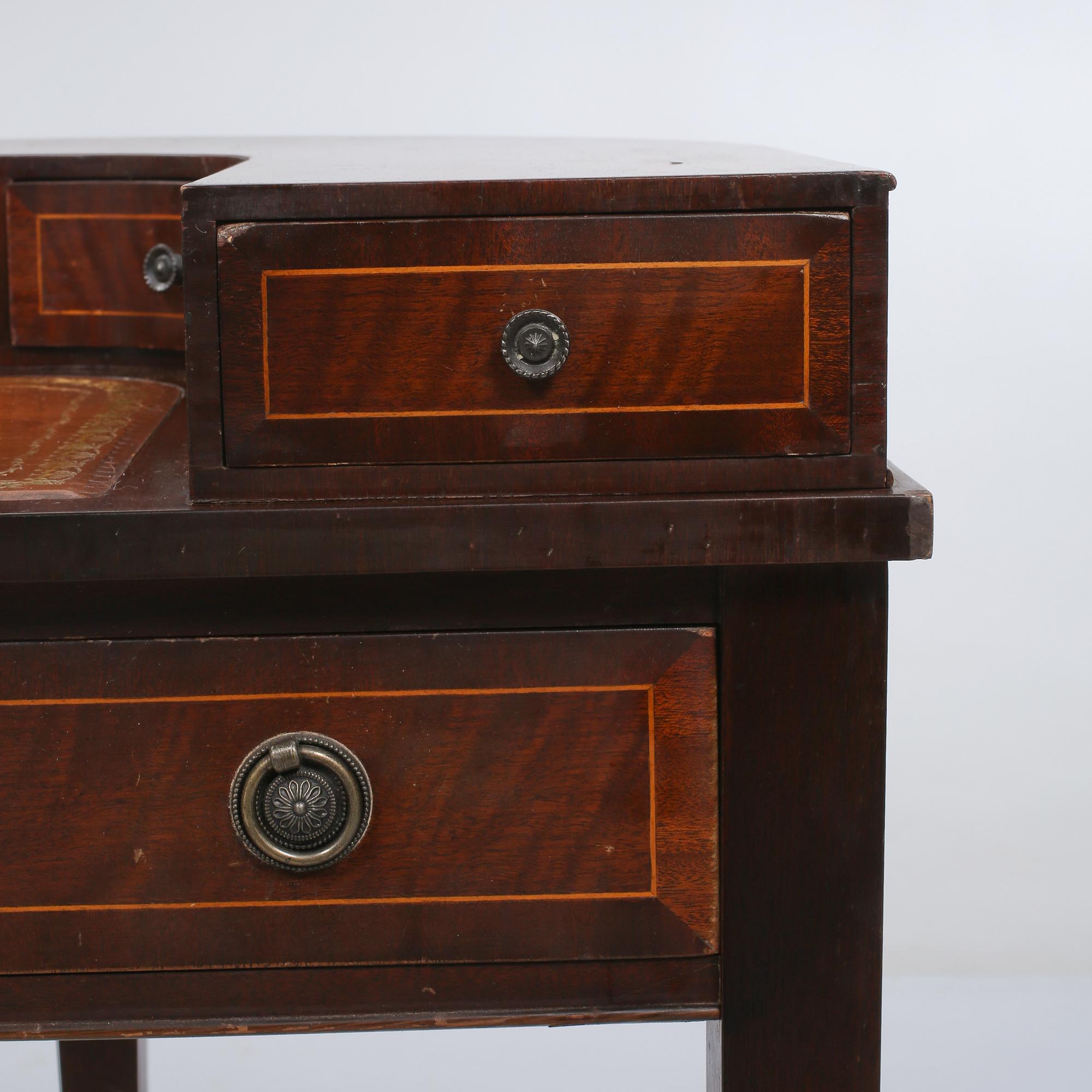 SKRIVBORD, engelsk stil, 1900-talets andra hälft.