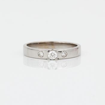 RING, 14K vitguld med briljantslipad diamant ca 0,12 ct och två briljantslipade diamantet tot ca 0,08 ct. Vikt 3, 43 g.