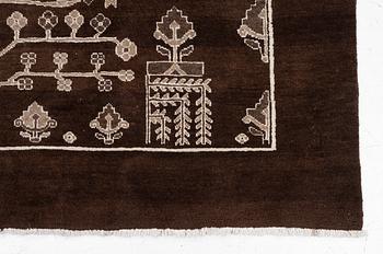 An oriental carpet, a. 287 x 204 cm.