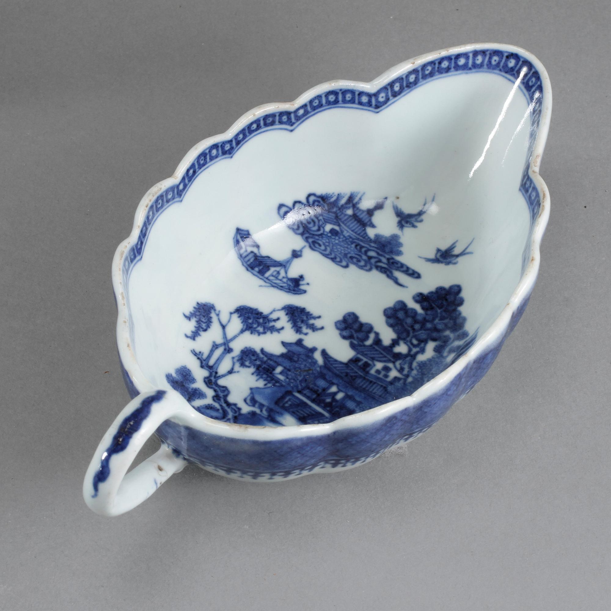 STEKFAT, SÅSSNIPA, KOPP samt GRÄDDKANNOR, 2 st, porslin, Kina, 1700/1800-tal.