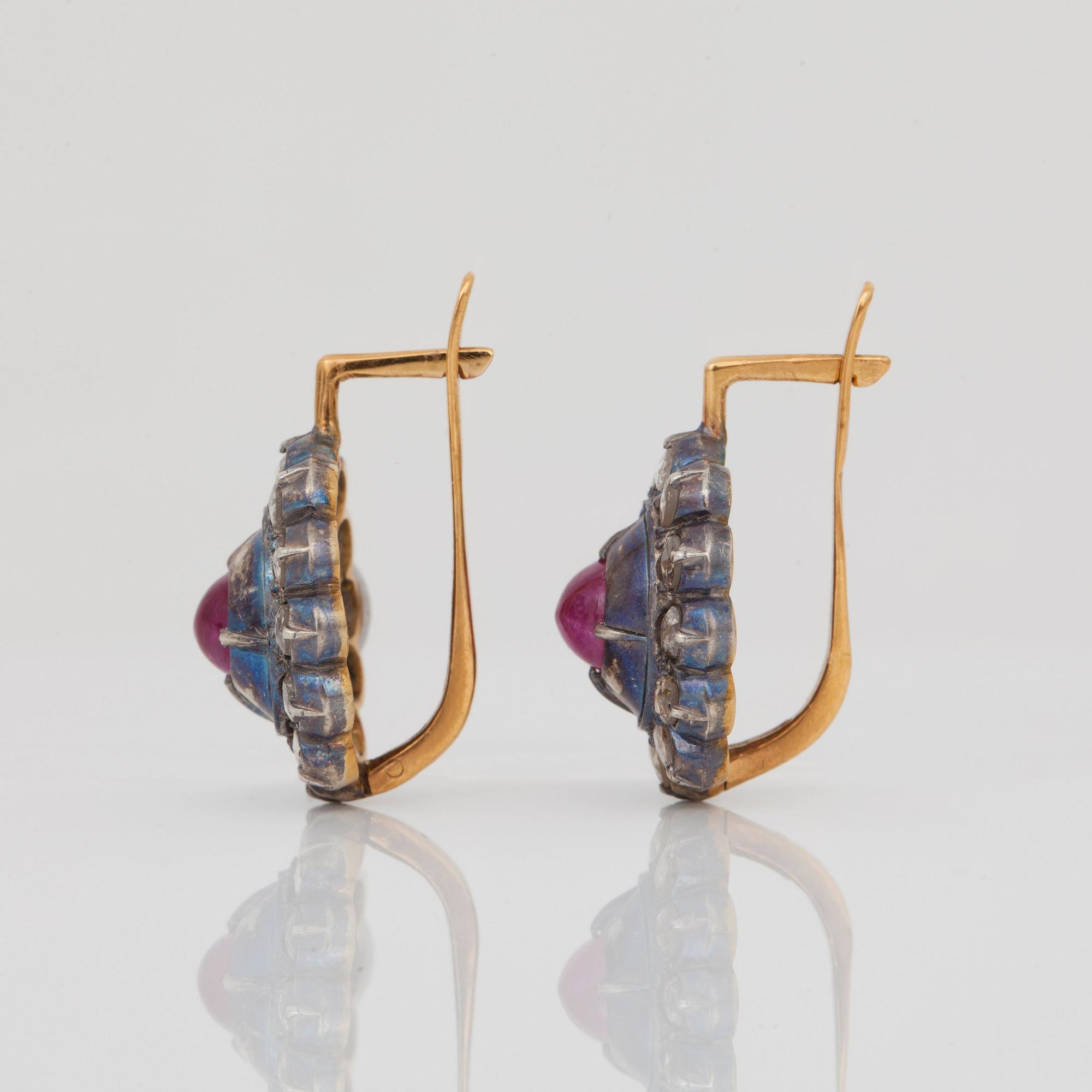 ÖRHÄNGEN med rubiner samt gammalslipade diamanter. Hlebnikoff, Moskva, 1899-1908.