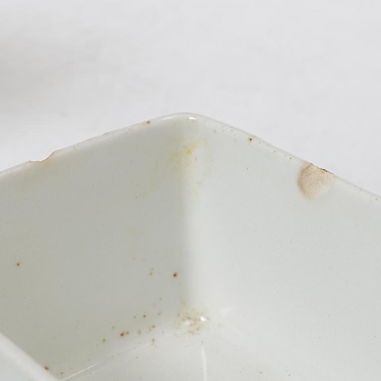 Stig Lindberg, a 77 pieces bone china and stoneware service, "Berså", Gustavsberg.