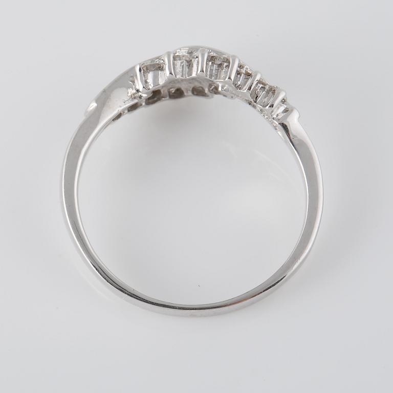 RING, 18K vitguld med briljantslipade diamanter ca 0.50 ct. Vikt 2,9 gram.