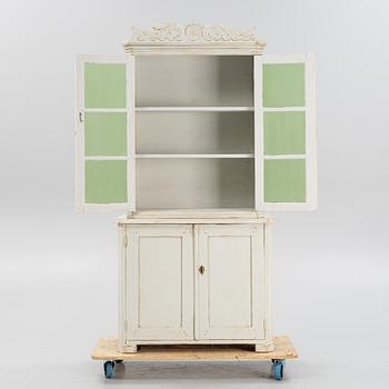 A painted vitrine cabinet from around the year 1900.
