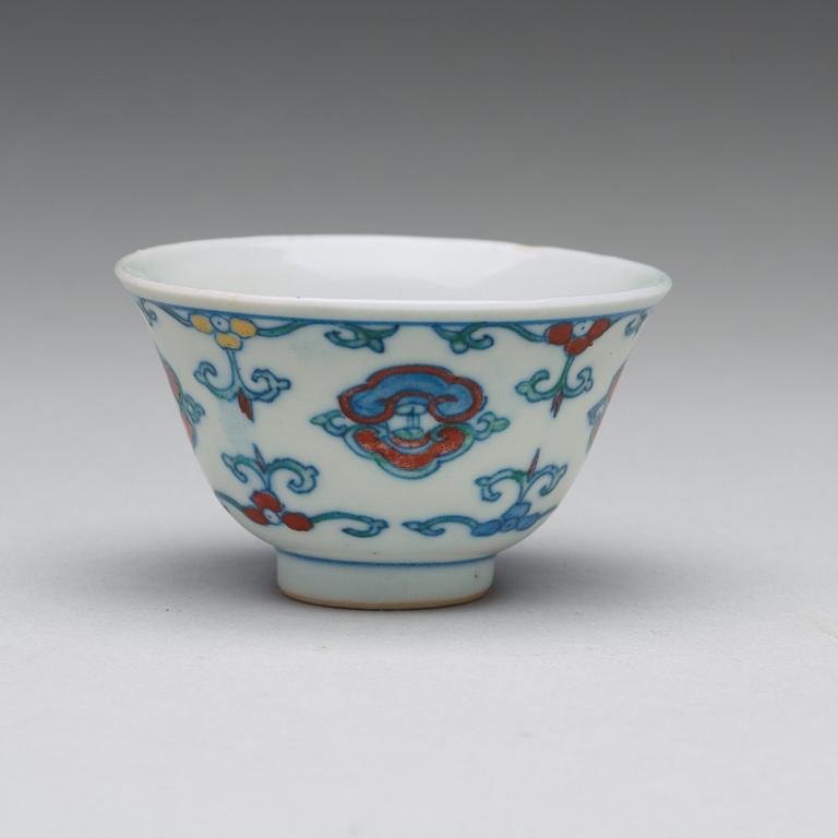 A silver tray with a cup, the tray late Qing dynasty.