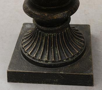 TRÄDGÅRDSURNOR, 1 par, gjutjärn, 1900-/2000-tal.