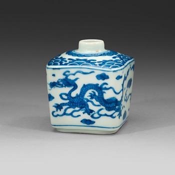 A squared blue and white dragon vase, Qing dynasty 19th century.