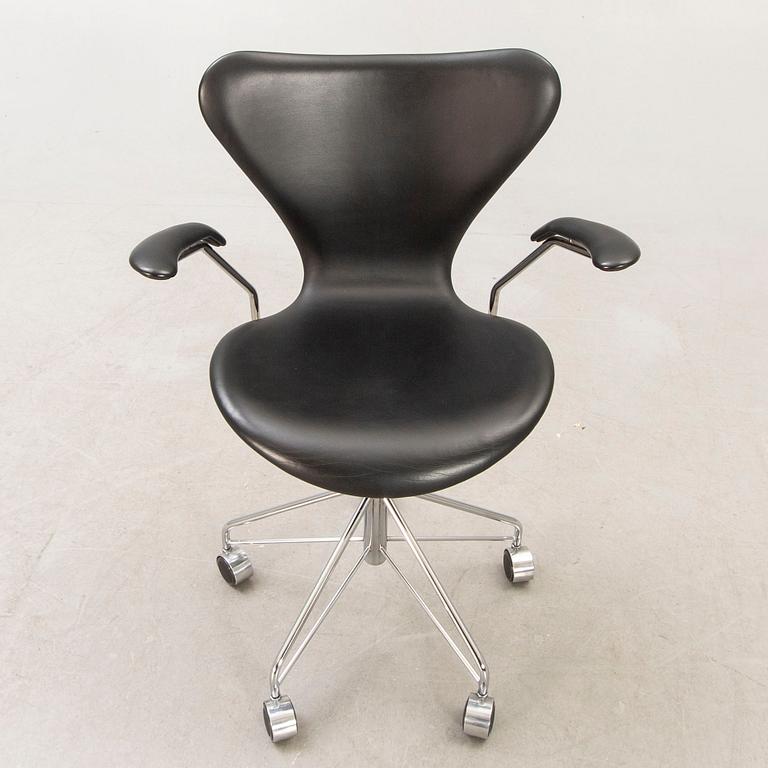Arne Jacobsen, skrivbordsstol "Sjuan" för Fritz Hansen 2010.