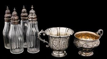 FLASKOR 4 st SAMT 2 KOPPAR, silver, glas, bla England och Österrike, 1800-1900-tal.