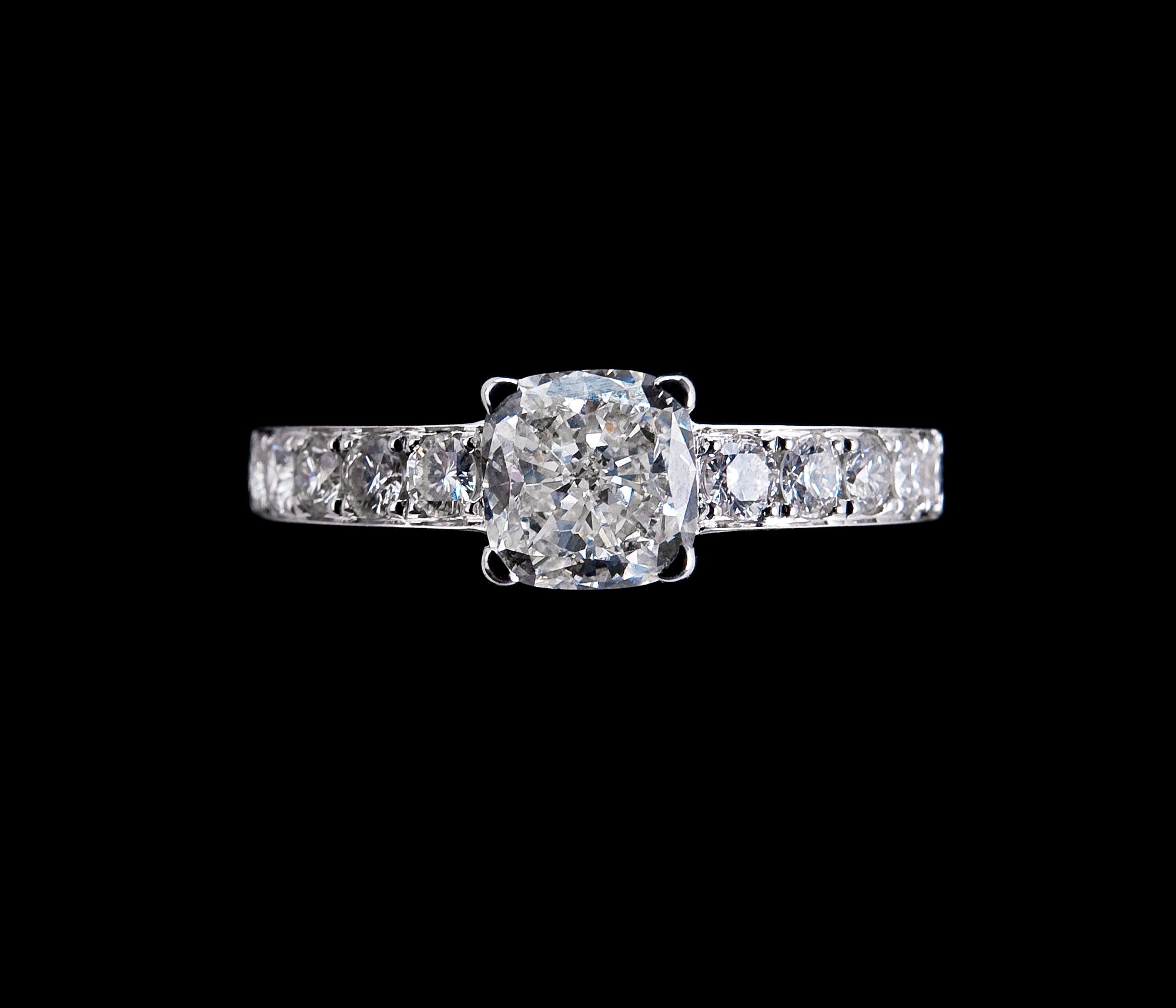 A RING, 1 cushion cut diamond 1.22 ct G/vvs2 + 10 brilliant cut diamonds 0.50 ct. IGI certificate.