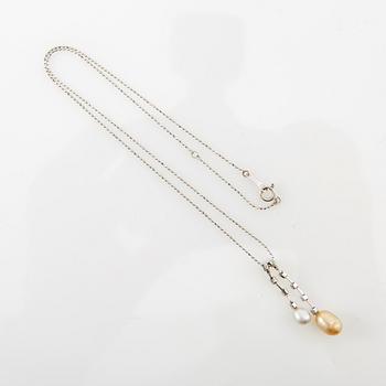 Hängsmycke, 18K vitguld med pärlor med diamanter.