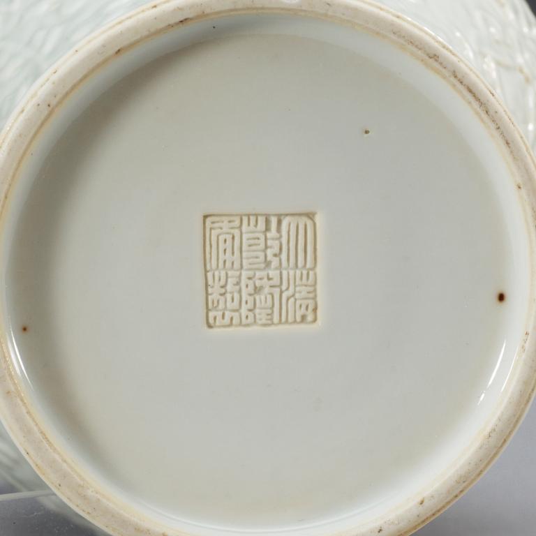 VAS, blanc de chine. Qing dynastin med sigillmärke Qianlongs märke och period (1736-95).