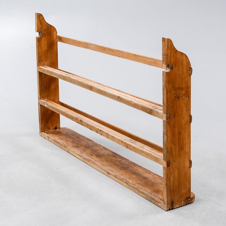 A shelf for plates, around the year 1900.