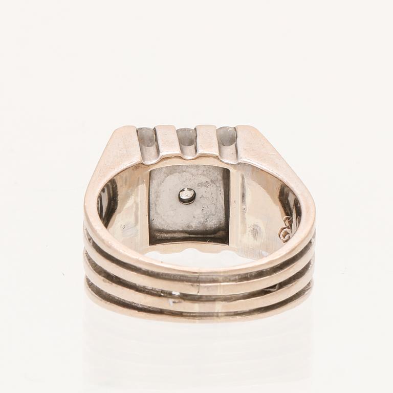A 21K white gold ring with round briliant cut diamonds.