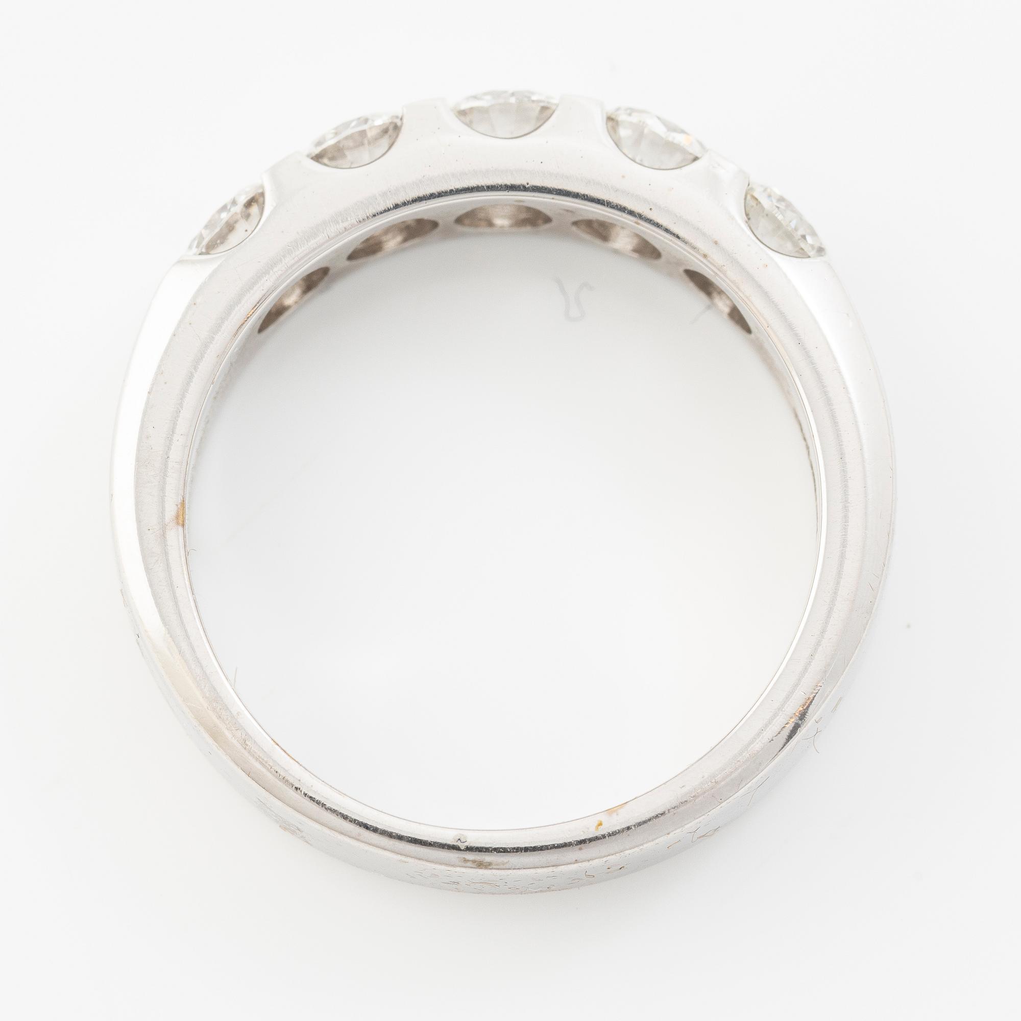 Half eternity ring in 14K white gold set with brilliant-cut diamonds.