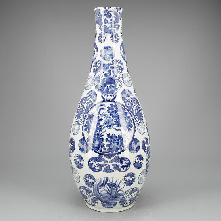 GOLVVAS, porslin, Japan, 1800-talets andra hälft.