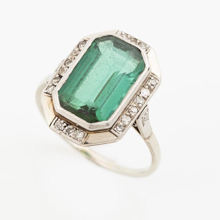 Ring 14K vitguld med grön turmalin och åttkantslipade diamanter.
