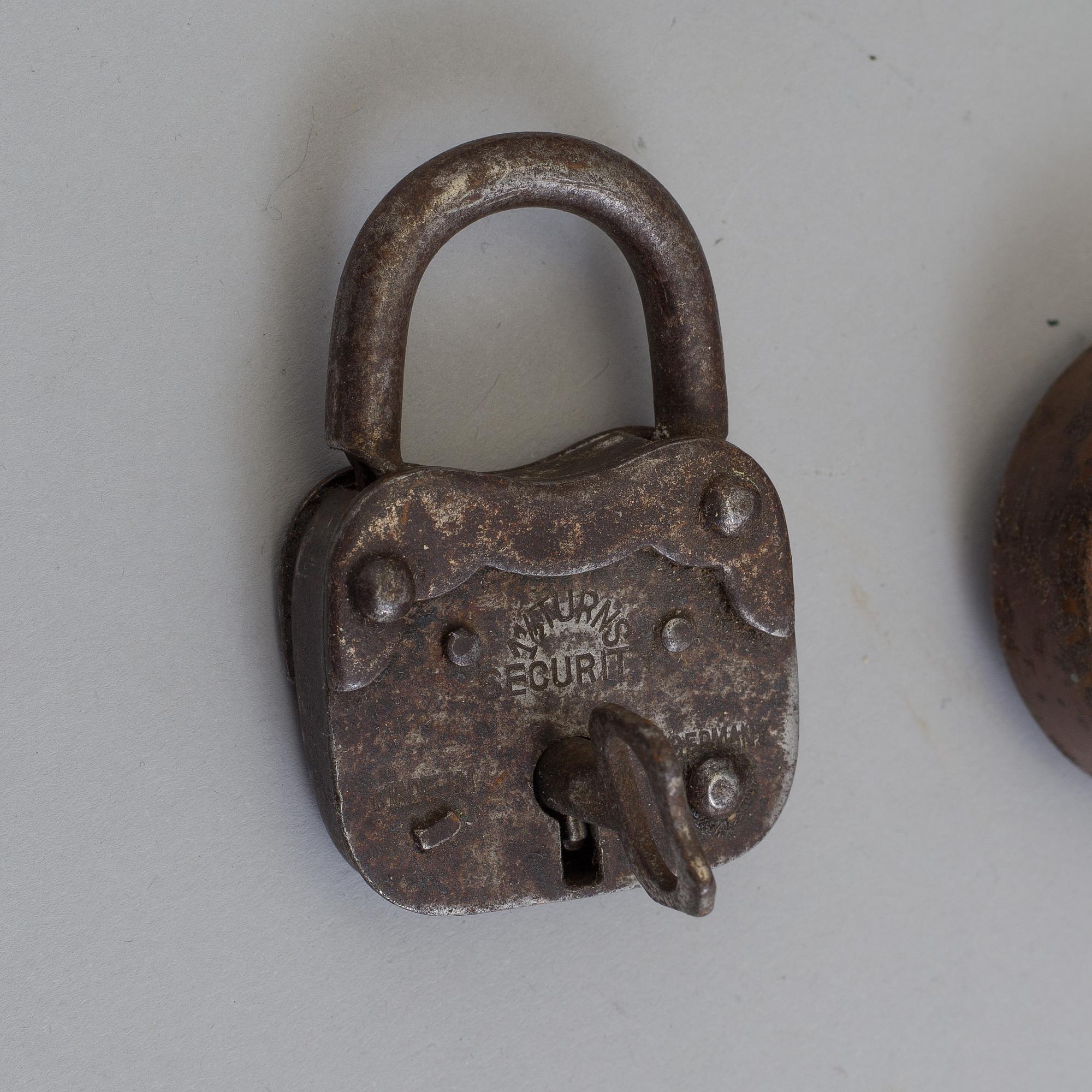 A COLLECTION OF ELEVEN DIFFERENT HANGING LOCKS, 19th/20th century.