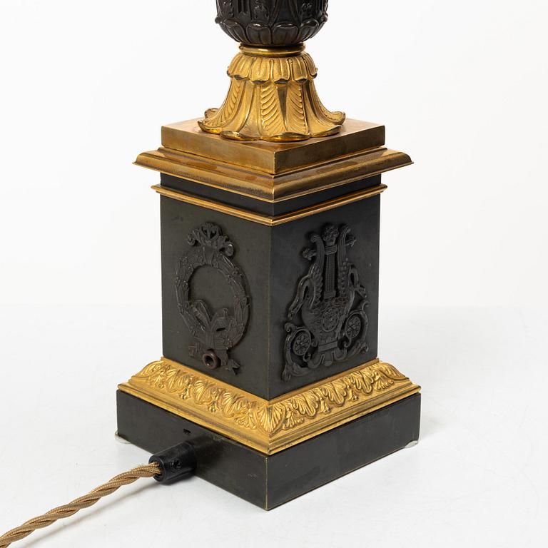 Bordslampa, empirestil, samtida.
