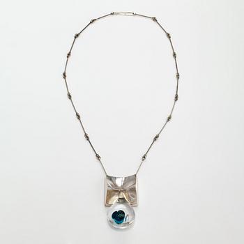 Björn Weckström, Halsband "Big drop", sterlingsilver och akryl. Lapponia 1973.