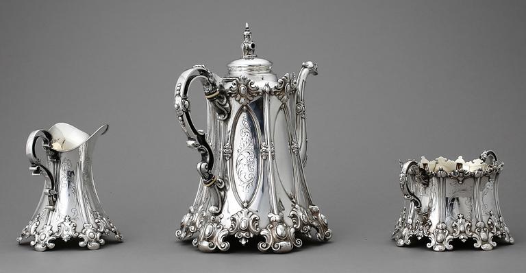 KAFFESERVIS, 3 delar, silver, götisk stil, GAB samt CG Hallberg, Stockholm 1903, 1904 och 1914. Total vikt ca 1 750 g.