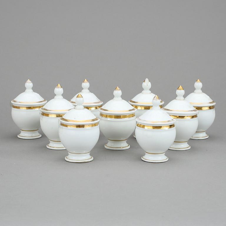 CRÉMEKOPPAR MED LOCK, 9 st, porslin, 1800-talets första hälft.