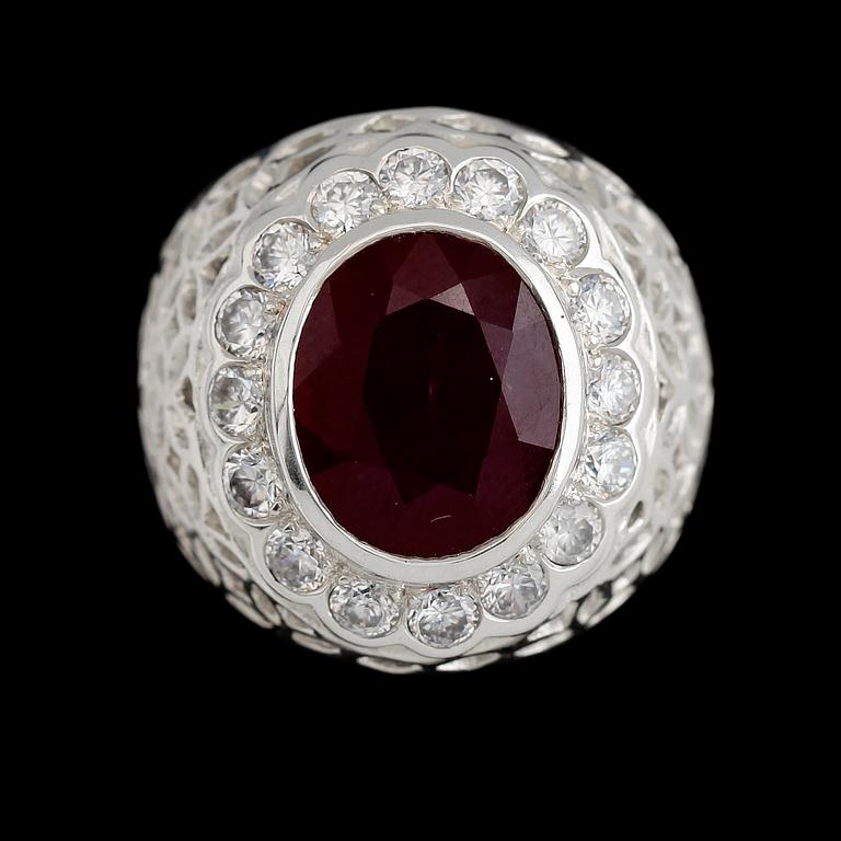 RING, vitguldspläterat sterlingsilver, rubin ca 9.45 ct, vita safirer tot ca 0.95 ct.