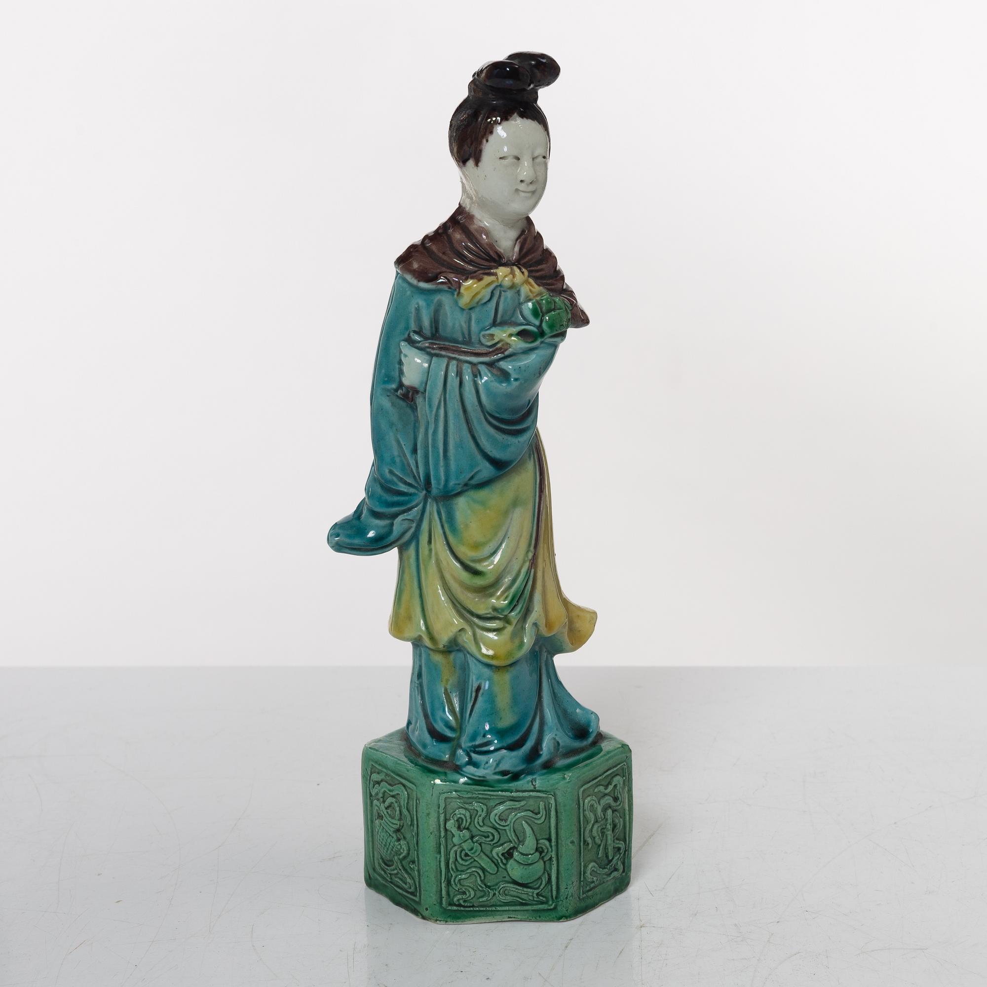 A Chinese porcelain figure of an elegant lady, 20th century.