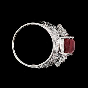 RING, silver, rubin ca 5,15 ct, vita safirer, vita zirkoner.