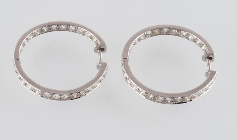 ÖRHÄNGEN, 18K vitguld med 52 briljantslipade diamanter ca 2,6 ct. Vikt 11,3 gram.