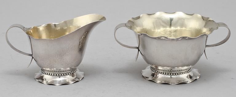 GRÄDDKANNA och SOCKERSKÅL, silver, C G Hallberg, Stockholm, 1928. Vikt 180 g.