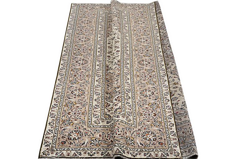 A carpet, Kashan, ca 341 x 240 cm.