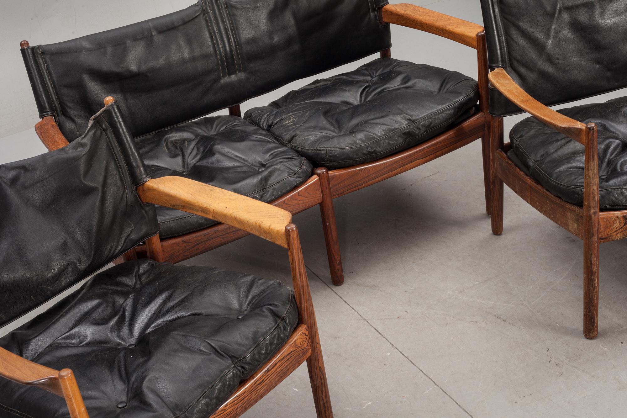 KARMSTOLAR, ett par samt SOFFA, jakaranda, Gunnar Myrstrand för Källemo. 1960-tal. CITES-intyg medföljer.