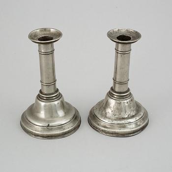 LJUSSTAKAR, ett par, tenn, Joh Fredrik Werrenrath, Lund, 1800-talets mitt.
