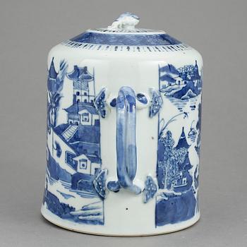 TEKANNA, porslin. Qingdynastin Qianlong 1736-95.