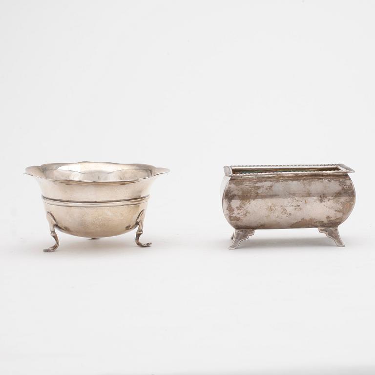 SALTKAR samt SKÅL, silver, London, 1835 respektive 1899. Totalvikt ca 165 gram.