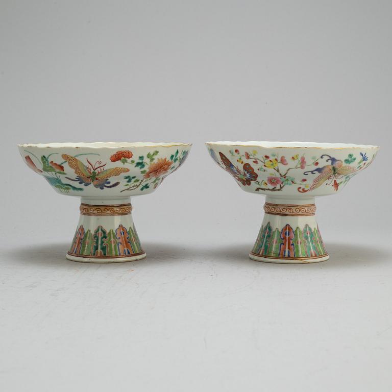 A pair of famille rose footed dishes, Qing dynasty, Canton, 19th century.